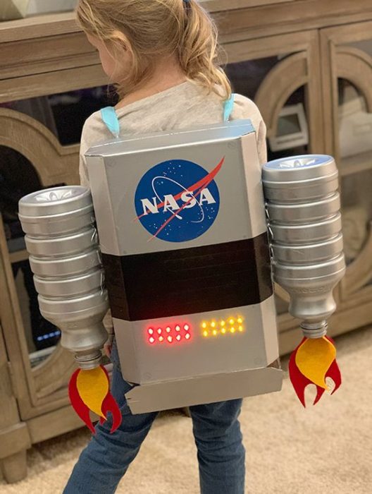 Caja de vuelo astronauta hecha con PET