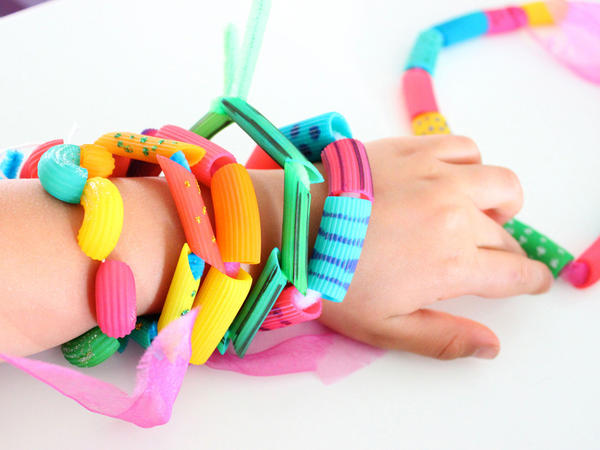 Pulsera hecha con sopas de colores