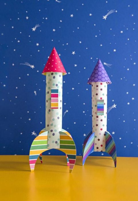 Cohetes de cartón de colores con estampado de estrellas