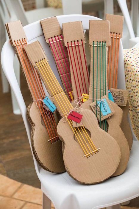 Guitarras hechas de cartón