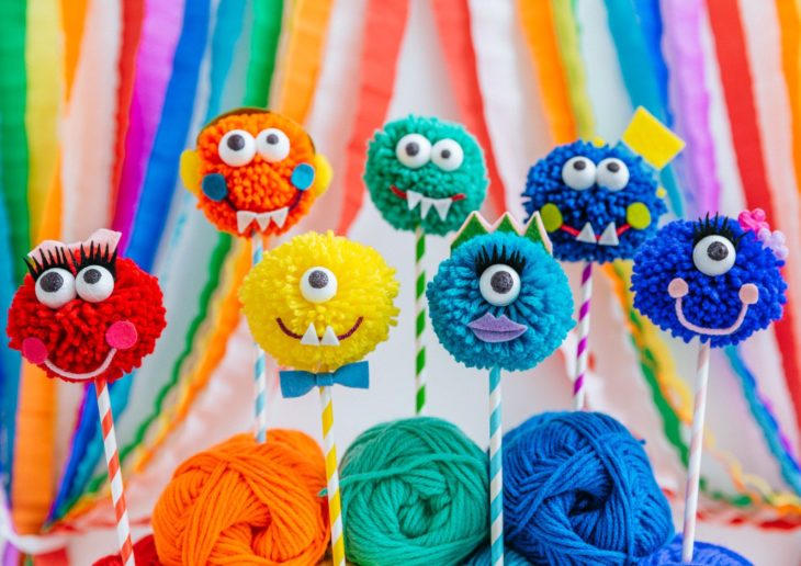 Monstruos en miniatura hechos con estambre de colores