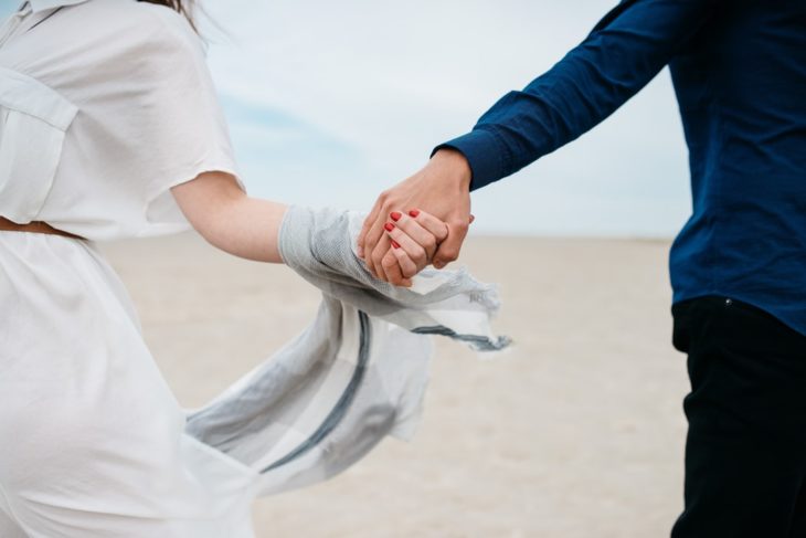 Pareja de novios tomados de las manos