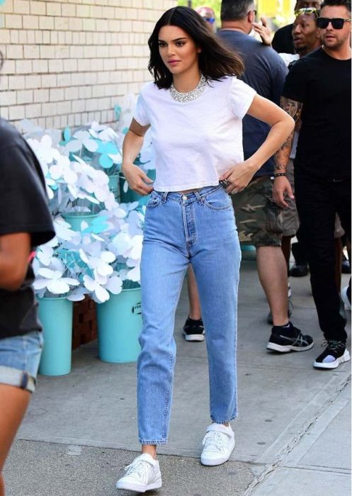 Kendall Jenner usando jeans y playera blanca