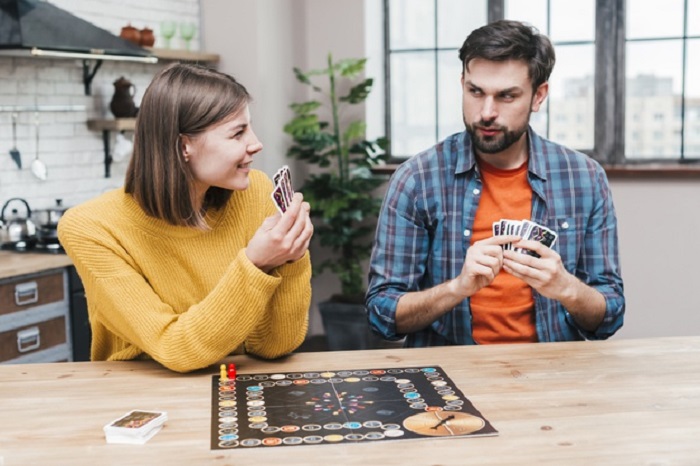 Pareja jugando juegos de mesa