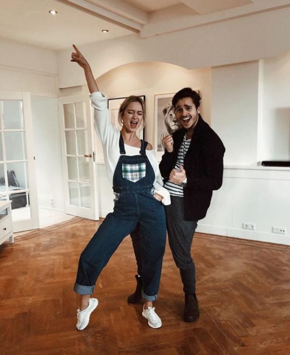 pareja bailando en la sala de su casa