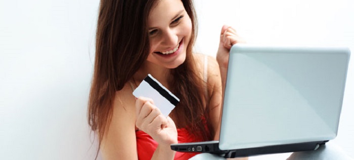 Chica comprando en internet
