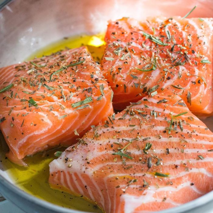 Salmón con especias listo para ser cocinado