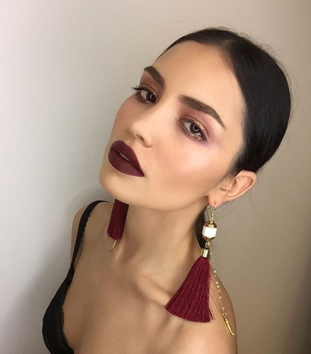 Chica usando labial oscuro