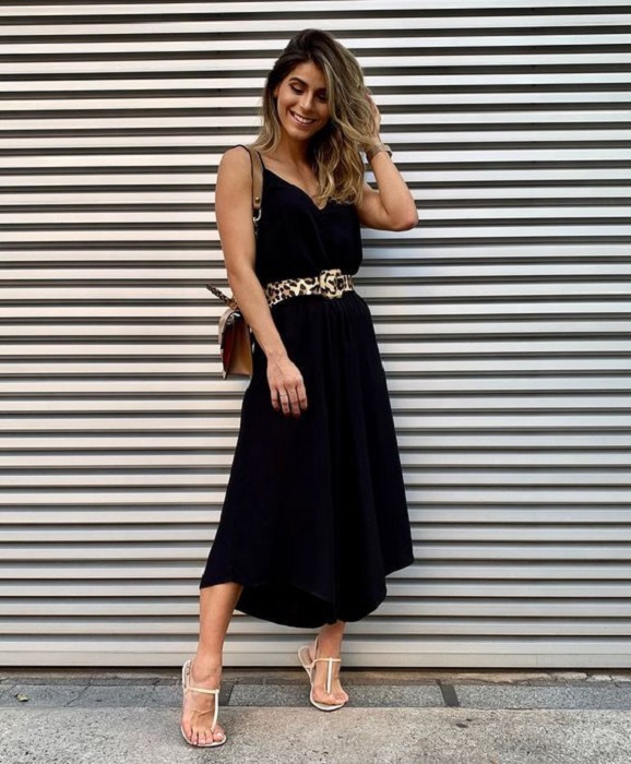 Vestido suelto con cinturón marcando la cintura