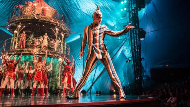 Payasos del Cirque du Soleil recibiendo al público