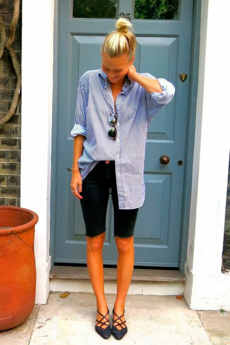Chica con bermudas negras y blusa azul semi fajada