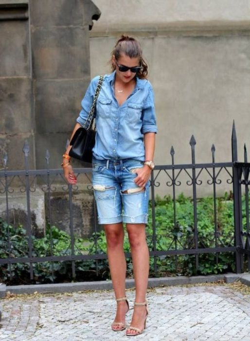 Chica con bermudas de mezclilla y camisa de denim
