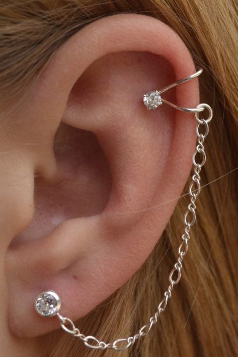 Arete para oreja con colgante y piedras en cada extremo