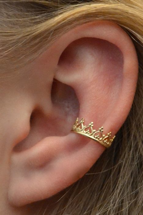 Arete para oreja en forma de corona
