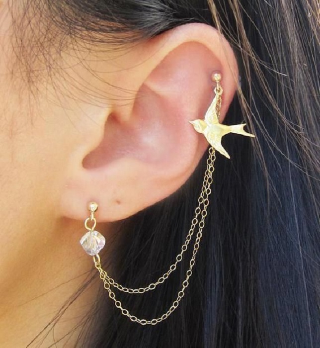 Arete para oreja con colgante de una golondrina
