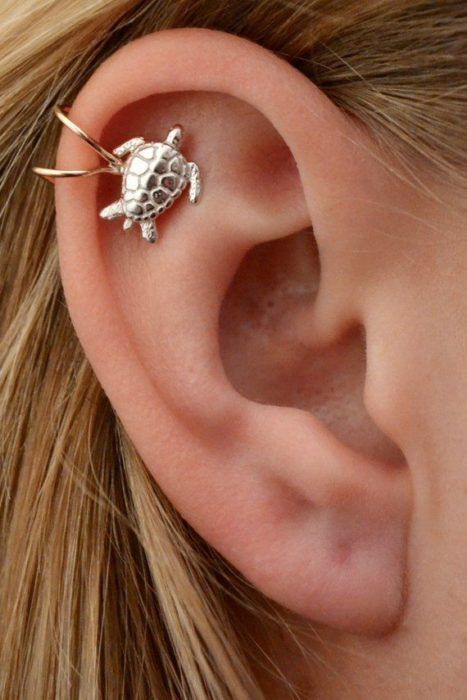 Arete para oreja con dije de tortuga