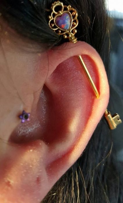 Arete para oreja tipo industrial en forma de llave