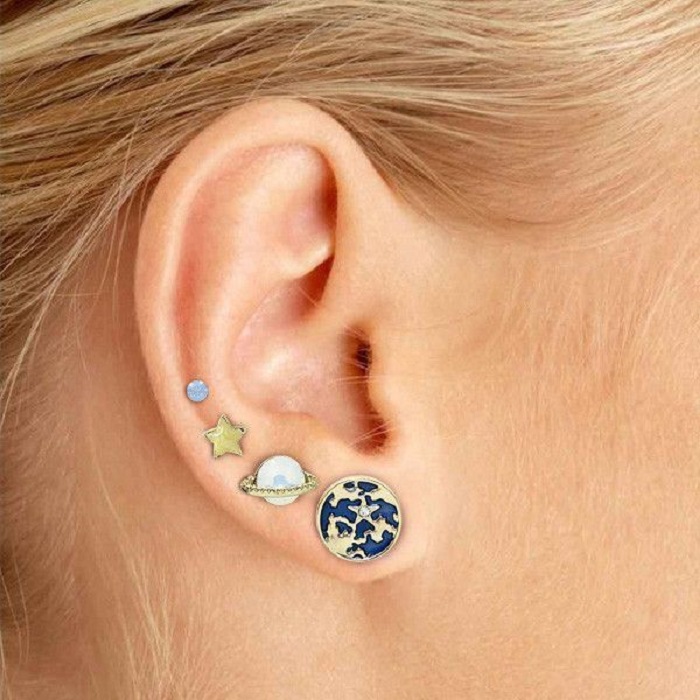 Arete para oreja con planetas