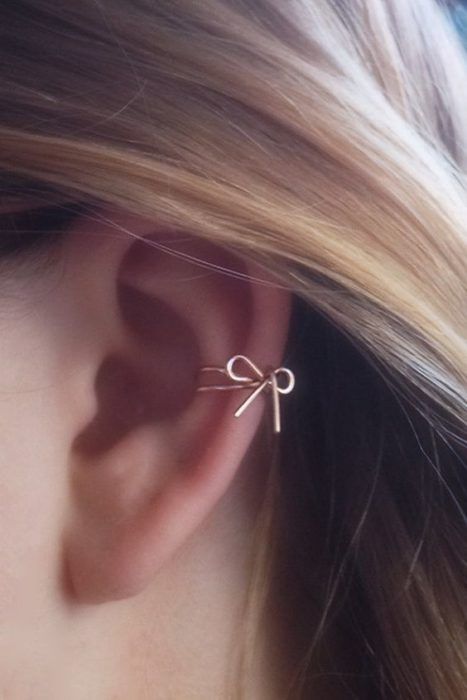Arete para oreja en forma de listón con moño
