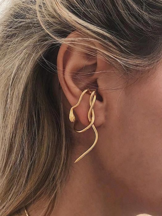 Arete para oreja con serpiente colgante