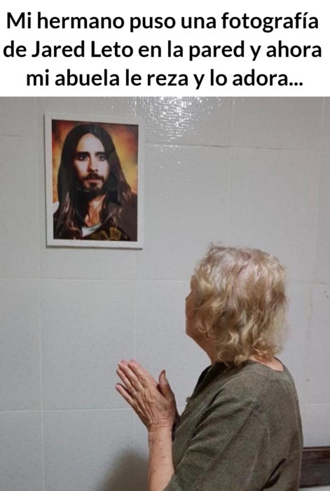 Meme de abuelita rezando a Jared Leto
