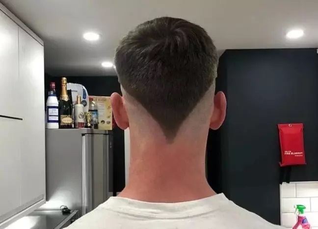 Chico con el cabello cortado de forma irregular
