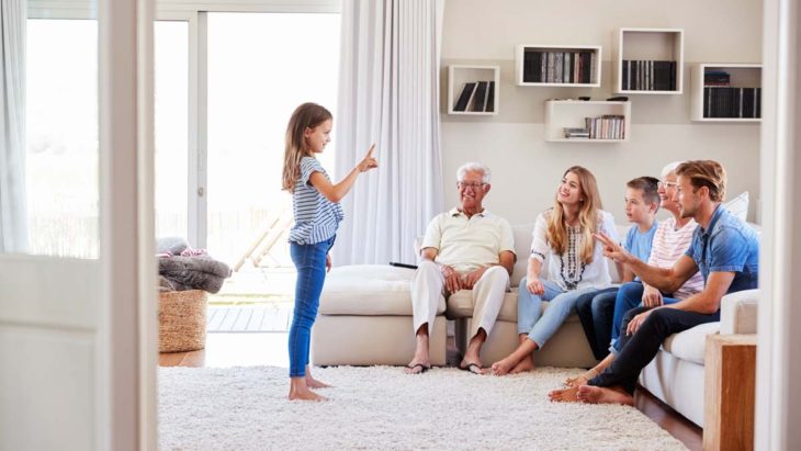 Familia jugando a adivina la palabra con mímica