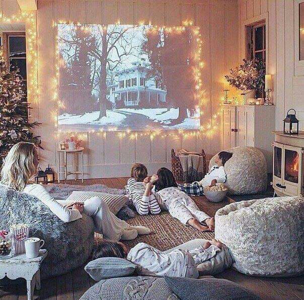 Mujer viendo películas con sus hijos