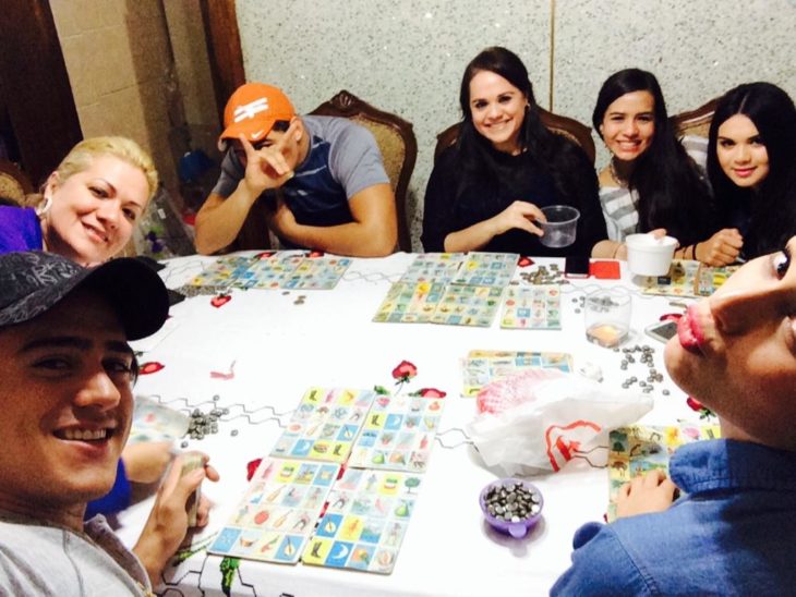 Familia jugando lotería