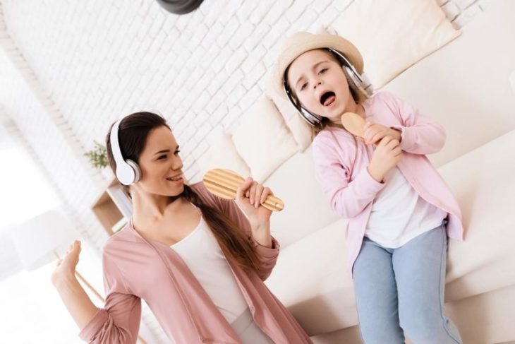 Tía y sobrina cantando