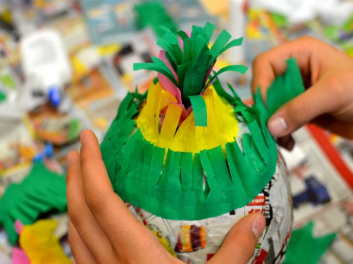 Mujer haciendo piñatas caseras