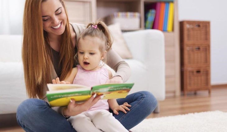 Mujer contando un cuento a su bebé