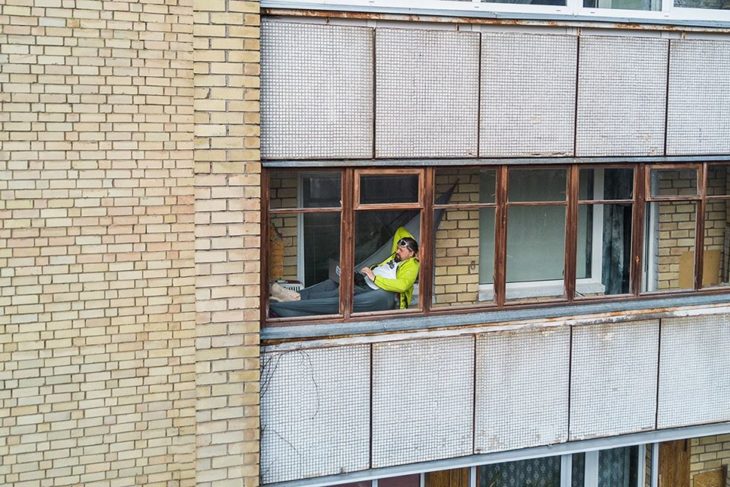 Hombre en hamaca con luz en su ventana