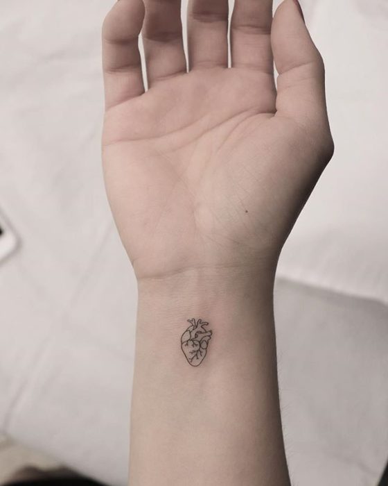 Tatuaje del órgano del corazón en la parte interna de la muñeca