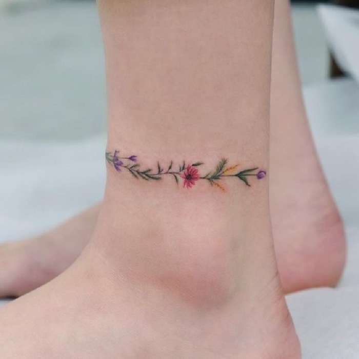 Tatuaje de flores alrededor del tobillo