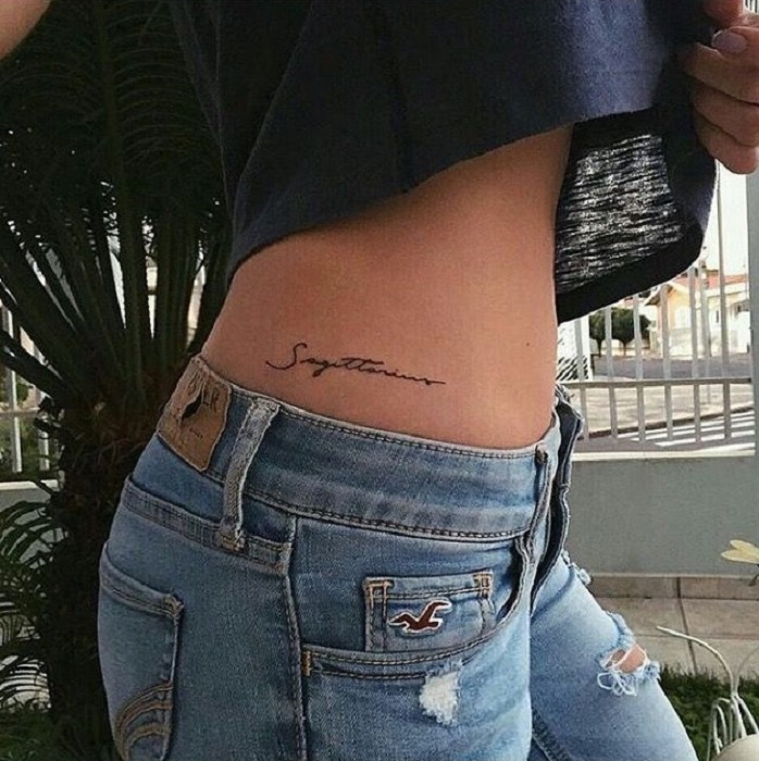Tatuaje sobre la altura de la cadera