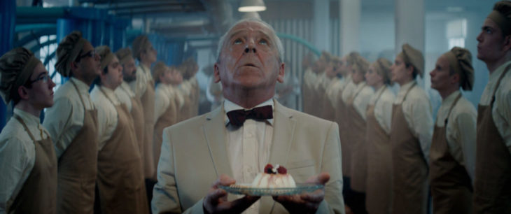 Escena de la película El Hoyo en la que se ve un señor sosteniendo un plato con comida