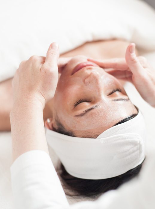 Mujer recibiendo un masaje facial