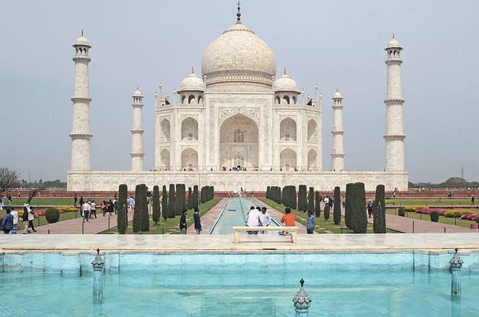 Taj Mahal sin personas que visiten el palacio 