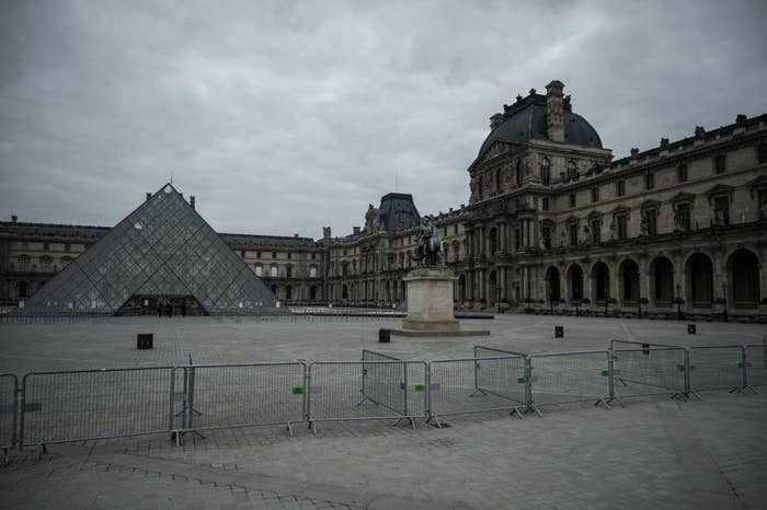 Museo de Luvre de parís sin visitantes 