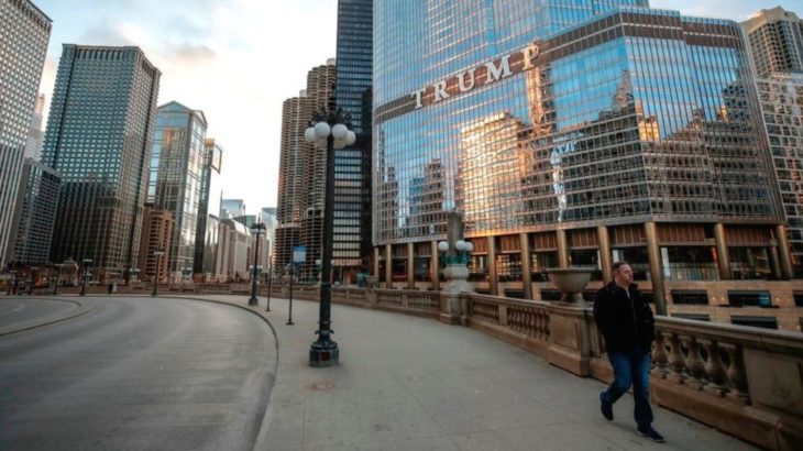 Hombre solo caminando en Chicago