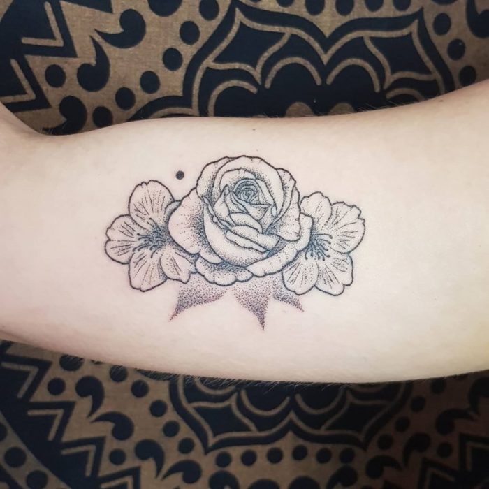 Tatuaje al estilo hand poke de una rosa