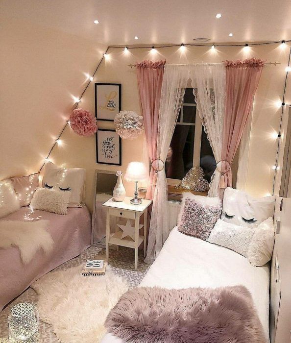 Habitación de mujer en tonos rosa pastel y blanco