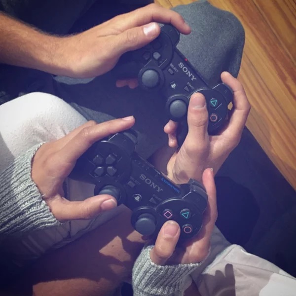 Pareja de novios jugando PlayStation