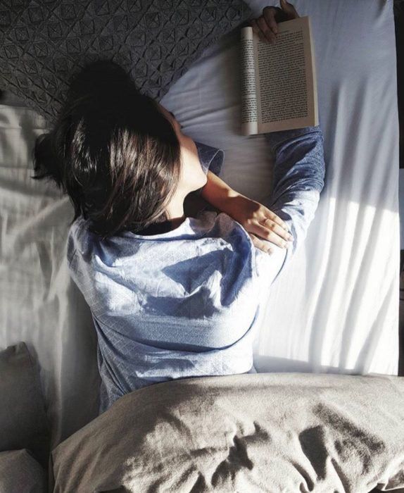 Chica leyendo en libro físico