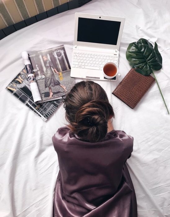 Chica leyendo en el ordenador