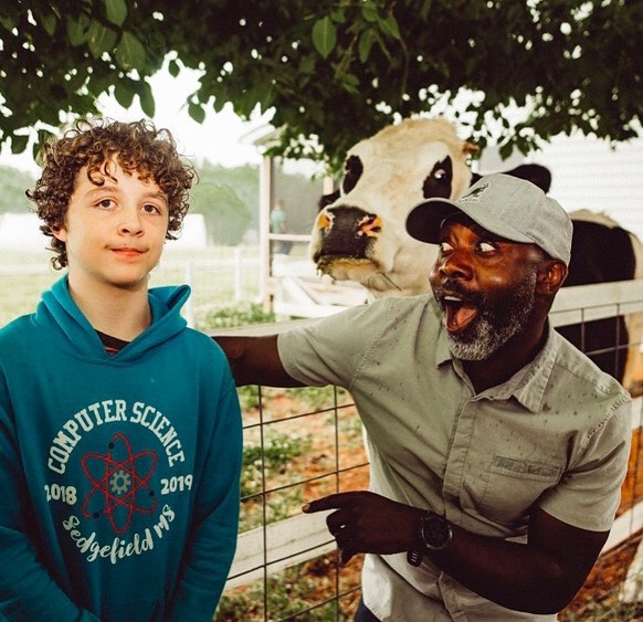 Tony y Peter junto a una vaca