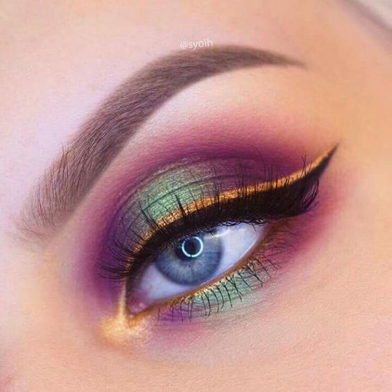 Maquillaje para ojos en efecto metalizado de colores amarillo, morado y verde