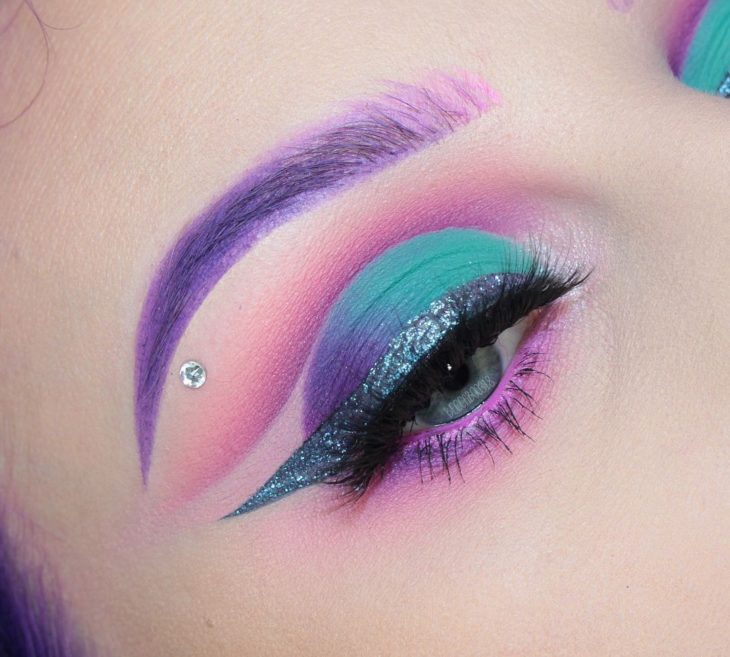 Maquillaje en colores verde, morado y rosa fucsia inspirado en el espacio