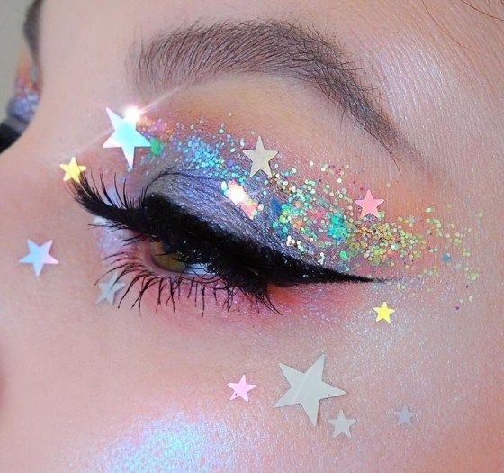 Sombra para ojos en color morado con decorado en estrellas de colores